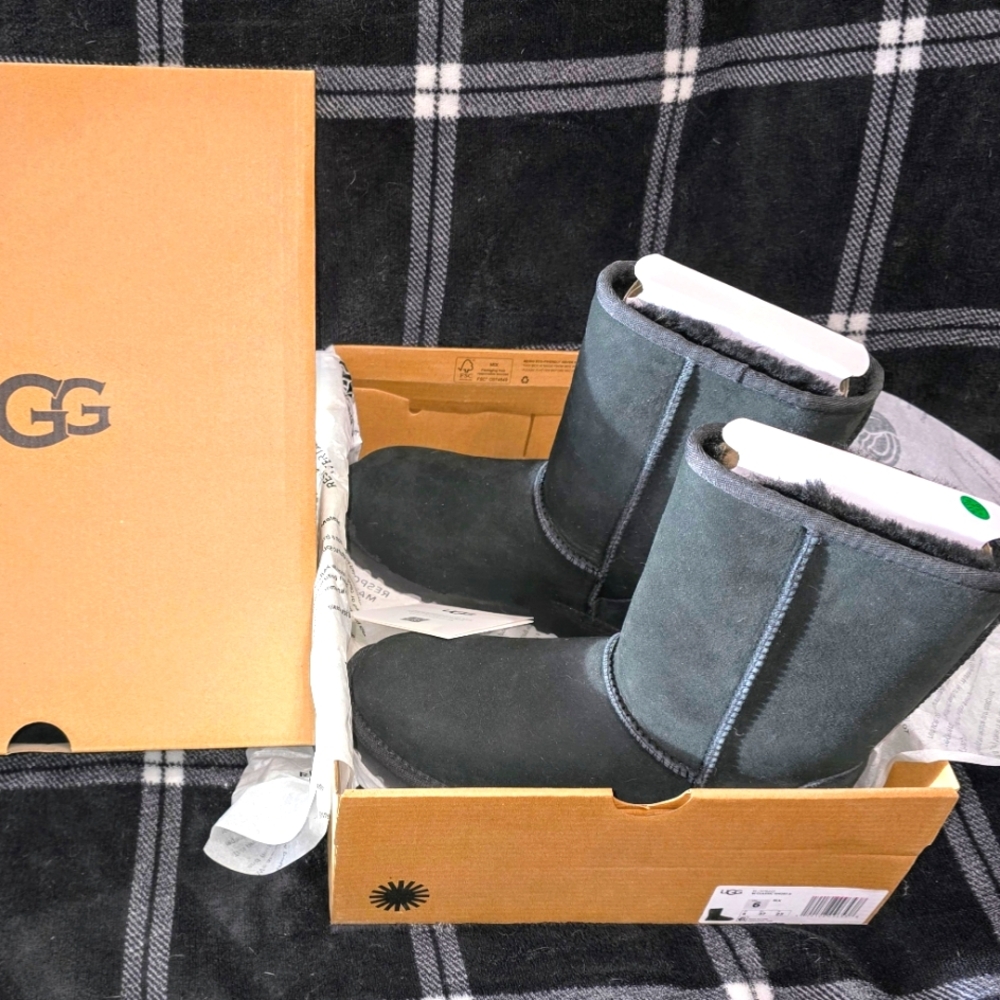 Ugg Classic Short II Black Boots NEW IN BOX Size 6